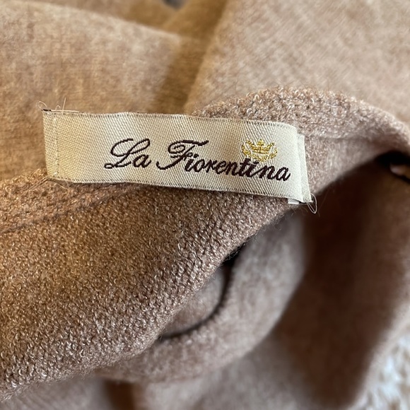 Soft poncho with faux pearls - Picture 4 of 4